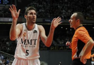 El alero del Real Madrid Rudy Fernández durante el partido correspondiente a la decimotercera jornada de Liga ACB que disputan frente al FC Barcelona en el Palacio de los Deportes de Madrid.