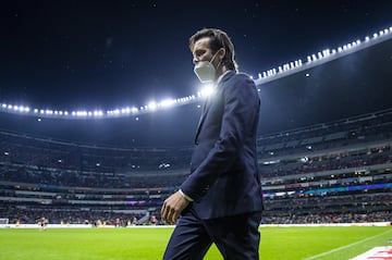 Santiago Solari en el medio tiempo, buscó mantener su invicto en Clásicos disputados en México.