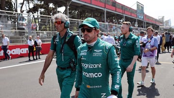 Baku (Azerbaijan), 30/04/2023.- Spanish Formula One driver Fernando Alonso of Aston Martin walks on the track before the start of the 2023 Formula 1 Azerbaijan Grand Prix at the Baku City Circuit in Baku, Azerbaijan, 30 April 2023. (Fórmula Uno, Azerbaiyán) EFE/EPA/ALI HAIDER