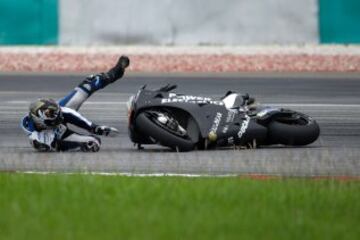 Caída de Yonny Hernández (Aspar Team) durante el tercer día en los test de pretemporada.