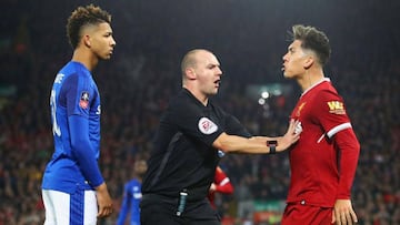 Firmino se encara a Holgate durante el Liverpool-Everton.