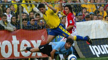 Amando despeja un balón.