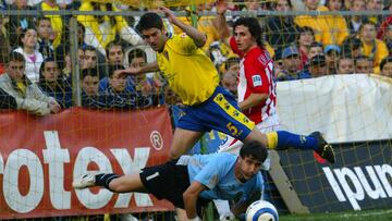 Amando despeja un bal&oacute;n.