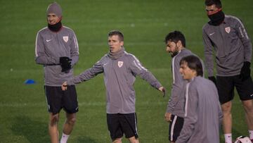Los leones, que viajan hoy mismo, acumulan bajas y saben que tienen una misión difícil en el Camp Nou, pero no por ello pierden la sonrisa. Y eso que el chaparrón que cayó ayer sobre Lezama fue de los buenos.