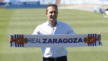 Rub&eacute;n Baraja posa con una bufanda del Real Zaragoza en La Romareda en su presentaci&oacute;n como nuevo entrenador del club aragon&eacute;s.