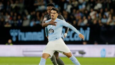 Soccer Football - LaLiga - Celta Vigo v Real Madrid - Estadio de Balaidos, Vigo, Spain - October 19, 2024 Real Madrid's Vinicius Junior in action with Celta Vigo's Damian Rodriguez REUTERS/Miguel Vidal