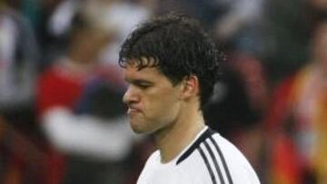 <strong>APENADO.</strong> Ballack se mostró triste tras la derrota de Alemania ante Croacia.