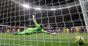 4-0. Yannick Carrasco marca de penalti el cuarto gol. El belga lanza potente y raso al palo derecho de Ledesma.