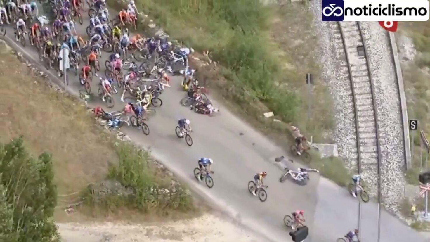 La acción de Nairo Quintana que ha mandado a medio pelotón al suelo y