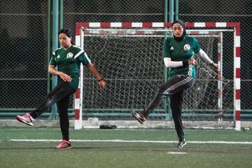 En abril, el comité de árbitros de la Asociación de Fútbol de Egipto permitió a Atalla y su colega Pousy Said oficiar un partido en las ligas de segunda y tercera división. El progreso allana el camino para permitir que las mujeres participen en la primera liga masculina. Pero a medida que las árbitras están luchando para ganar más terreno, algunas jugadoras se oponen a su presencia e incluso envían objeciones a la Federación. En la foto, Hanan Hassan y su asistente Mona Atalla.
 