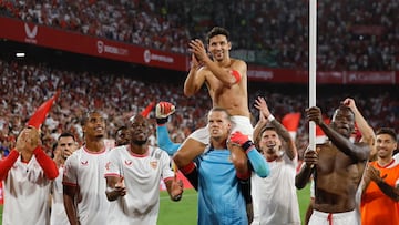 Jesús Navas celebra el triunfo sobre los hombros de Nyland.