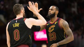 Kevin Love y LeBron James celebran una canasta en el triunfo de los Cavaliers sobre los Bucks.