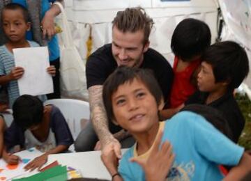 David Beckham, embajador de Buena Voluntad de Unicef, visitó un centro de evacuación en Filipinas tras el devastador tifón.