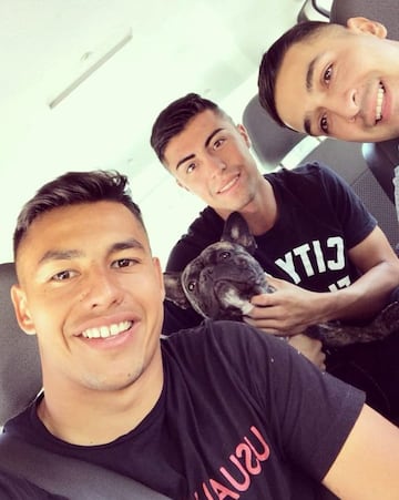 Kevin Orrián (al centro) junto a Iván Morales (izquierda), actual delantero de Colo Colo