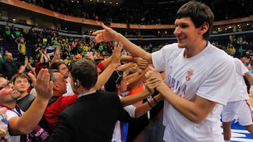 Boban Marjanovic (2,22 metros), con seguidores de Serbia en un pasado Eurobasket.