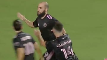 Higuaín sorprende con un gol desde 30 metros