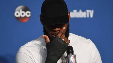 LeBron James explicó que se autolesionó la mano derecha tras dar una puñetazo a una pizarra tras el primer partido de las Finales NBA 2018.