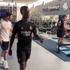 La sonrisa de Camavinga en su primer día en Valdebebas: le dan la bienvenida en francés...