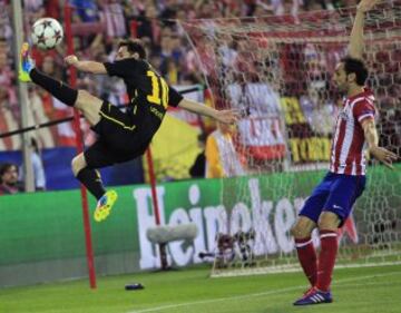 El delantero argentino del FC Barcelona, Leo Messi (i), intenta controlar el balón ante Juanfran, del Atlético de Madrid, durante el partido de vuelta de cuartos de final de la Liga de Campeones que se disputa esta noche en el estadio Vicente Calderón.