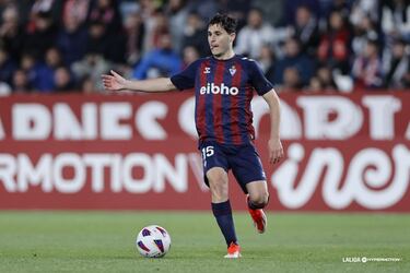 El lateral del Eibar volvió a sacar el guante que tiene en su diestra y puso un pase perfecto a Bautista para que marcara un gol. En defensa estuvo correcto, aunque sufrió en algunos contraataques.  