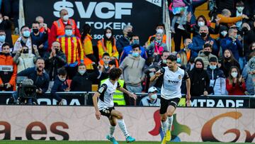 Bryan Gil y Carlos Soler, en Mestalla.
