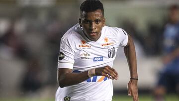 Rodrygo, con el Santos, en un partido del Brasileirao la temporada pasada.