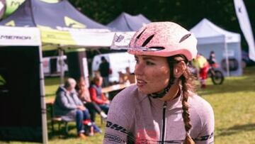 La ciclista neerlandesa Puck Moonen, durante una carrera de gravel
