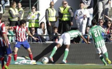 Paulao se va contra la valla publicitaria.