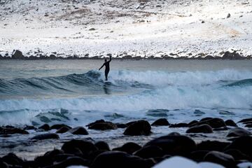 La nieve, la baja temperatura del agua... Nada detiene a estos surfistas que una temporada más disfrutan de la islas noruegas de Lofoten, en pleno Círculo Ártico.   