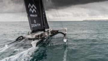 El 'Spindrift 2' llegando a la meta en el faro de Ouessant