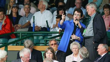 Alan Mills habla con Billie Jean King durante una edici&oacute;n de Wimbledon.