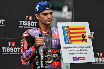 Jorge Martín, piloto de MotoGP en el circuito de Sepang, con un cartel de apoyo a Valenica.