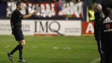 Javier Aguirre, en el momento de ser expulsado por Iglesias Villanueva.