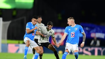 Carlos Rodriguez (L) of Cruz Azul fights for the ball with Juan Sanabria (R) of San Luis during the 12th round match between Cruz Azul and Atletico San Luis as part of the Liga BBVA MX, Torneo Clausura 2025 at Olimpico Universitario Stadium, on March 15, 2025 in Mexico City, Mexico.