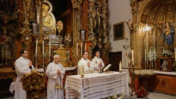Spanish reverend Salvador Aguilera, 43, an official of the Holy See, holds consecrated hosts as he leads Mass for the eternal rest of Pope Francis, following the pontiff's death, while spending a few days in his hometown and before travelling to the Vatican to attend the funeral, at the Virgen de La Paz church in Ronda, southern Spain April 21, 2025. REUTERS/Jon Nazca