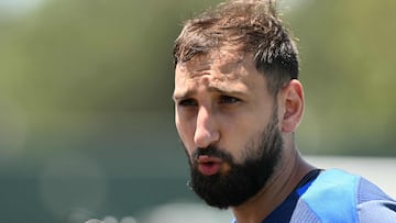 Paris Saint-Germain's Italian goalkeeper Gianluigi Donnarumma speaks to the media before a training session at UC Irvine Athletics in Los Angeles on June 18, 2025, ahead of the Club World Cup 2025 football match between Paris Saint-Germain and Brazil's Botafogo. (Photo by YURI CORTEZ / AFP)