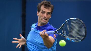 El tenista espa&ntilde;ol Albert Ramos devuelve una bola durante su partido ante el franc&eacute;s Lucas Pouille en el US Open 2021.