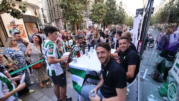 Los jugadores del Córdoba, durante la firma