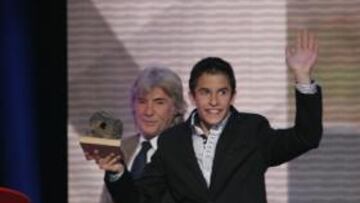<b>GRANDES. </b>Nieto entrega el premio a uno de sus pilotos preferidos, Marc Márquez.