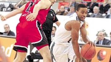 <b>DESBORDE BLANCO. </b>El madridista Bullock supera con facilidad la defensa de Savovic.