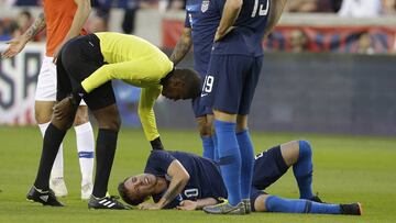 HOUSTON, TEXAS - MARCH 26: Christian Pulisic #10 of USA tended to by referee Daneon Parchment after a hard tackle during the first half against Chile as Matt Miazga #19 and DeAndre Yedlin #2 at BBVA Compass Stadium on March 26, 2019 in Houston, Texas.   Bob Levey/Getty Images/AFP
 == FOR NEWSPAPERS, INTERNET, TELCOS &amp; TELEVISION USE ONLY ==