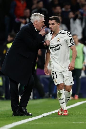 Ancelotti da instrucciones a Brahim durante el Euroderbi.