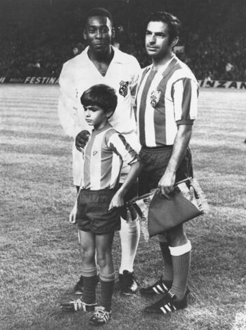 Pelé contra el Atleti. Fue el 17 de septiembre de 1969 en el homenaje que dio el club rojiblanco a Feliciano Rivilla, en la imagen junto a Pelé.