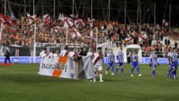 El fondo del estadio de Vallecas, todos vestidos de naranja.