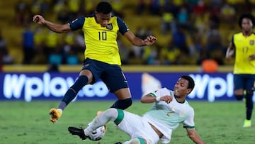 Ecuador&#039;s Gonzalo Plata (L) and Bolivia&#039;s Jairo Quinteros vie for the ball during their South American qualification football match for the FIFA World Cup Qatar 2022 at the Monumental Stadium in Guayaquil, Ecuador, on October 7, 2021. (Photo by 