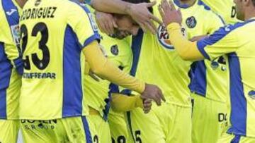 G¨¹iza y Diego Castro matan al Levante al contraataque