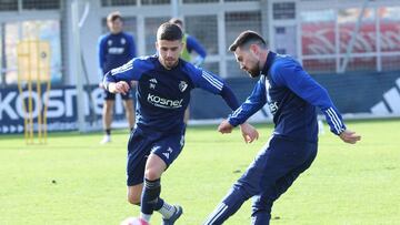 Moi G¨®mez e Iker Mu?oz durante el entrenamiento de hoy.