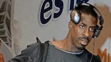 <b>LA LLEGADA DE CHAMBERS. </b>Dwain habla con un periodista inglés en el aeropueto de Manises.