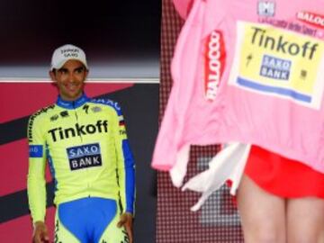 Alberto Contador se viste la maglia rosa de líder en la etapa 5 del Giro entre La Spezia y Abetone.