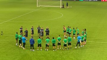 Pellegrini da instrucciones en el Alphamega Stadium.